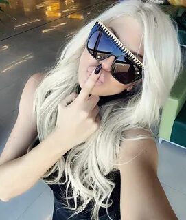 Блонда в очках