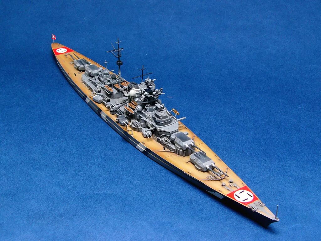 Линкор bismarck 1/350 revell. Бисмарк корабль модель. Модель "линкор бисмарк". Бисмарк revell 1/700. Корабль линкор бисмарк.