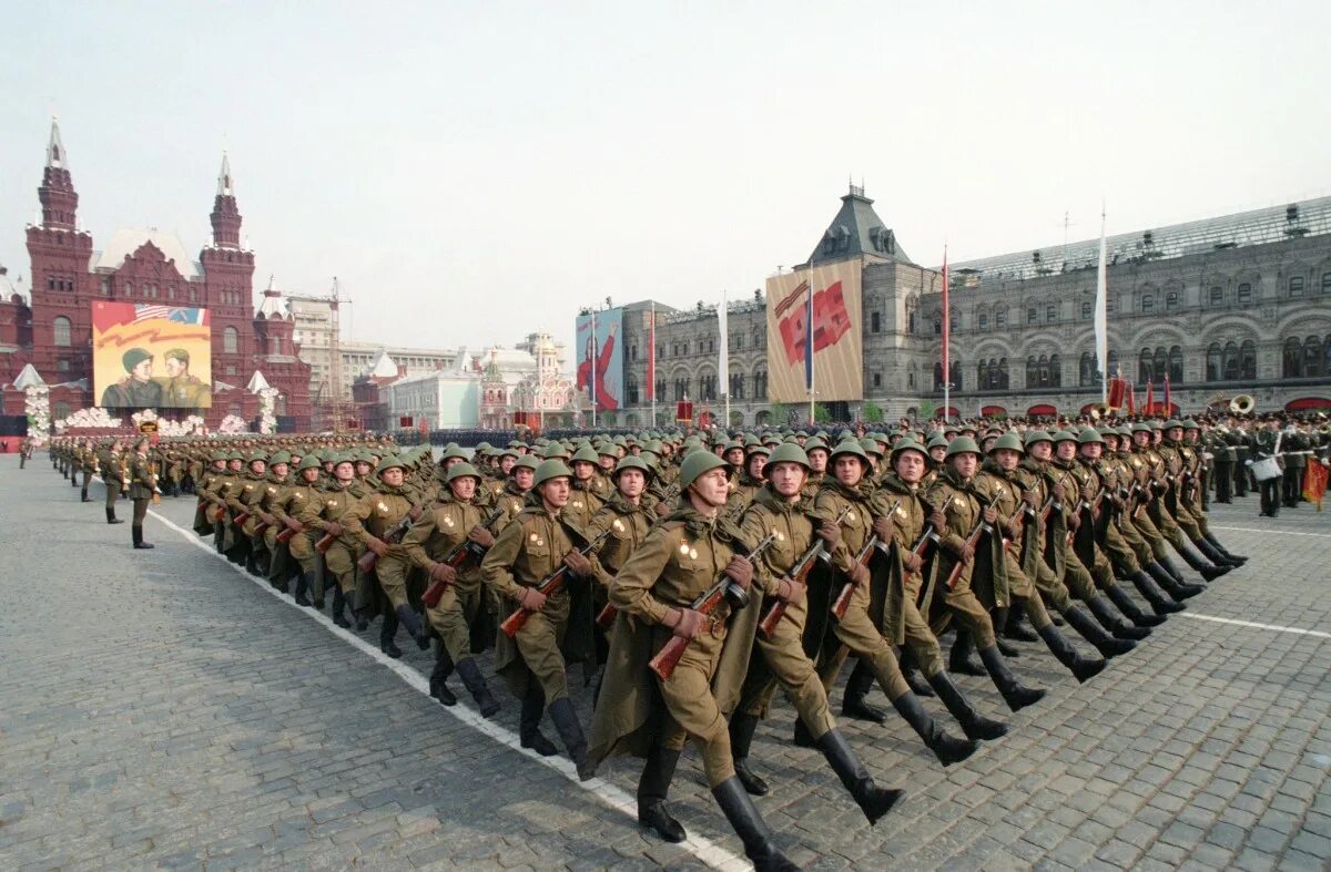 Военный парад 24. Парад Победы 1995 года на красной площади. Парад Победы 1995 Победы красная площадь. Парад 9 мая 1985 года на красной площади в Москве. Парад 1995 года в Москве на красной площади.