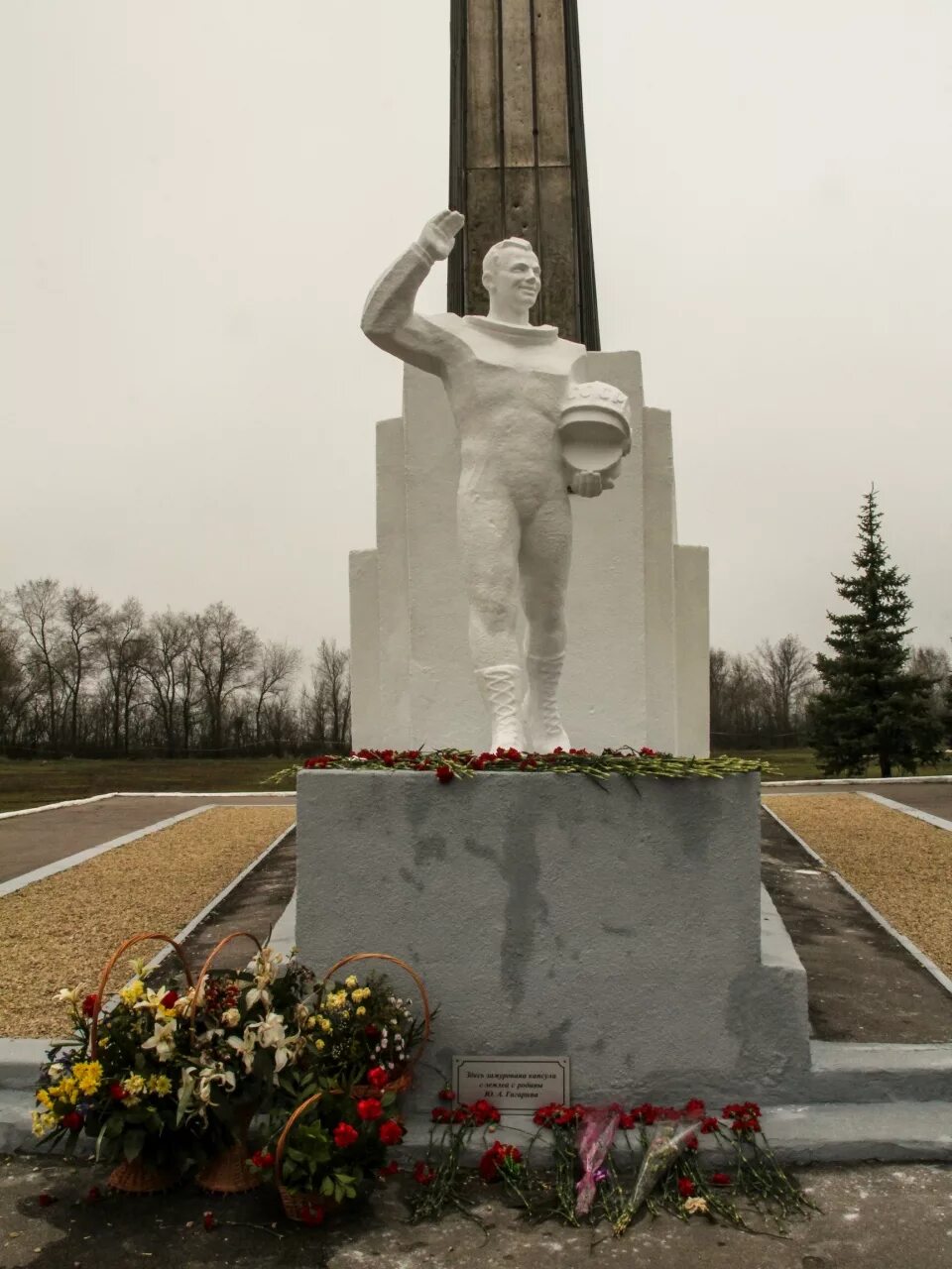 Памятник Юрия Гагарина в Энгельсе. Памятник приземление Гагарина в Энгельсе. Мемориал Юрия Гагарина Саратовская область. Место приземления Гагарина в Энгельсе.