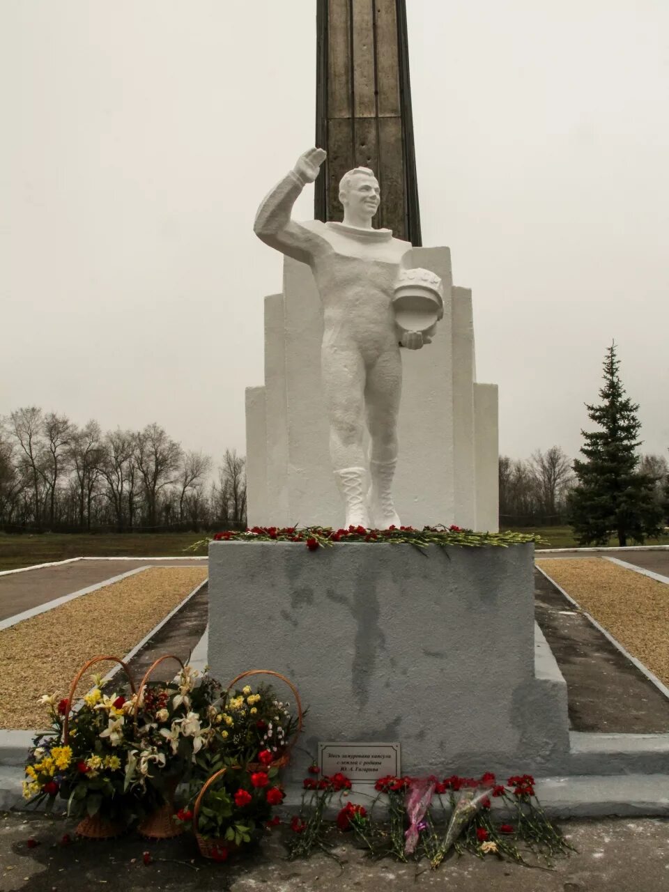 Приземление гагарина в энгельсе. Памятник Юрия Гагарина в Энгельсе. Памятник приземление Гагарина в Энгельсе. Мемориал Юрия Гагарина Саратовская область. Место приземления Гагарина в Энгельсе.