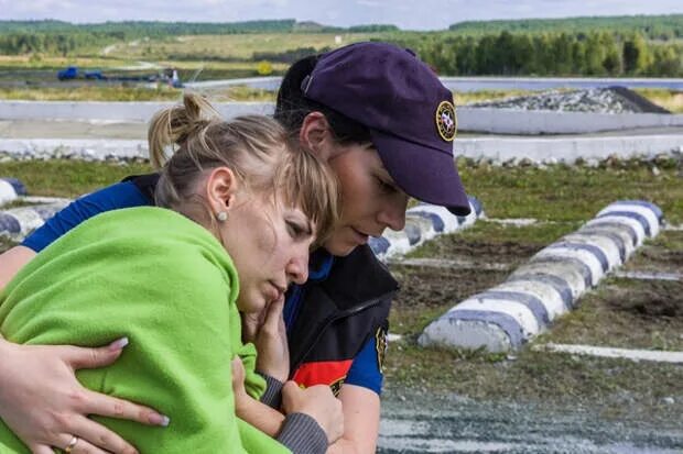 Психологическая помощь после теракта. Психологическая помощь при ЧС. Люди в чрезвычайных ситуациях. Психолог в чрезвычайных ситуациях. Психолог МЧС.