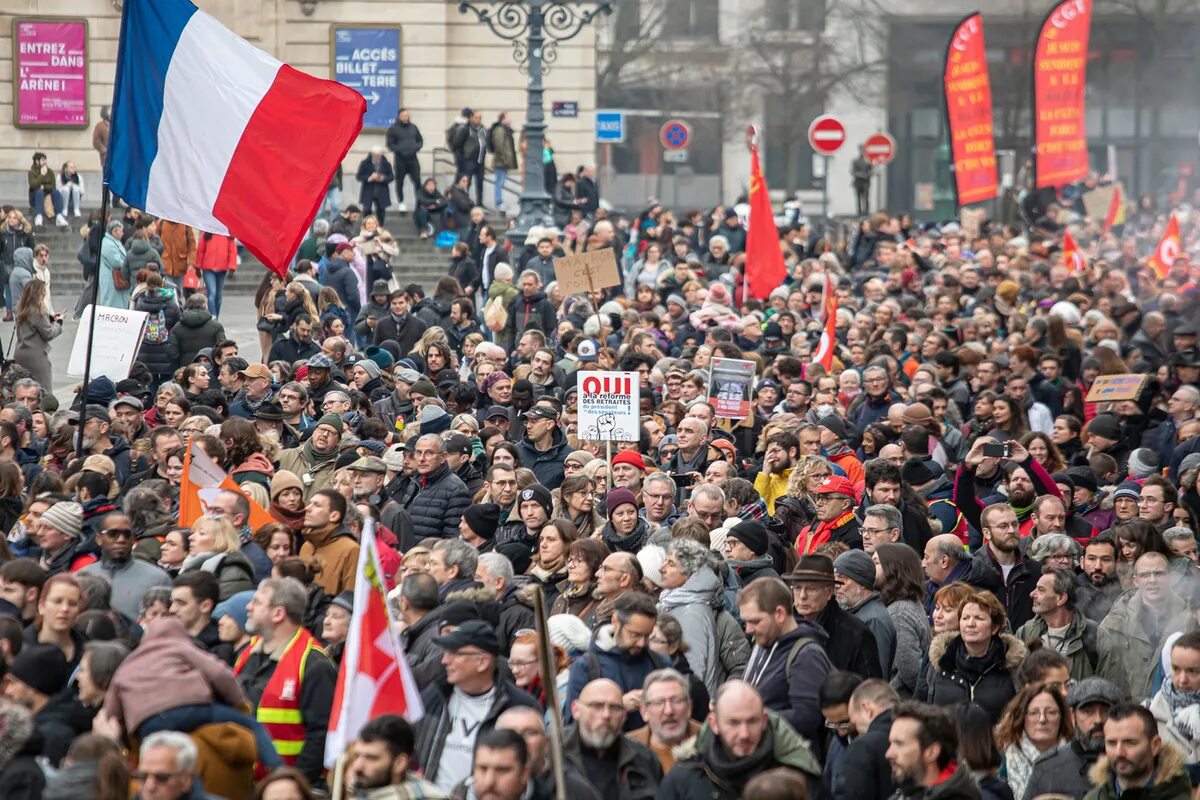 Забастовки во Франции. Протесты во Франции. Человек толпы. Люди на улице.