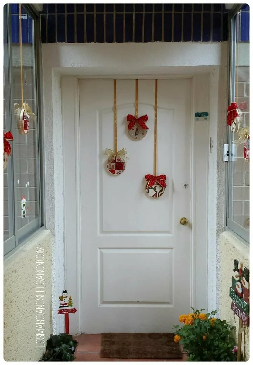 Украшение двери на новый год. Новогоднее украшение на дверь. Украшение входной двери на новый год. Украсить дверь к новому году. Что можно повесить на дверь