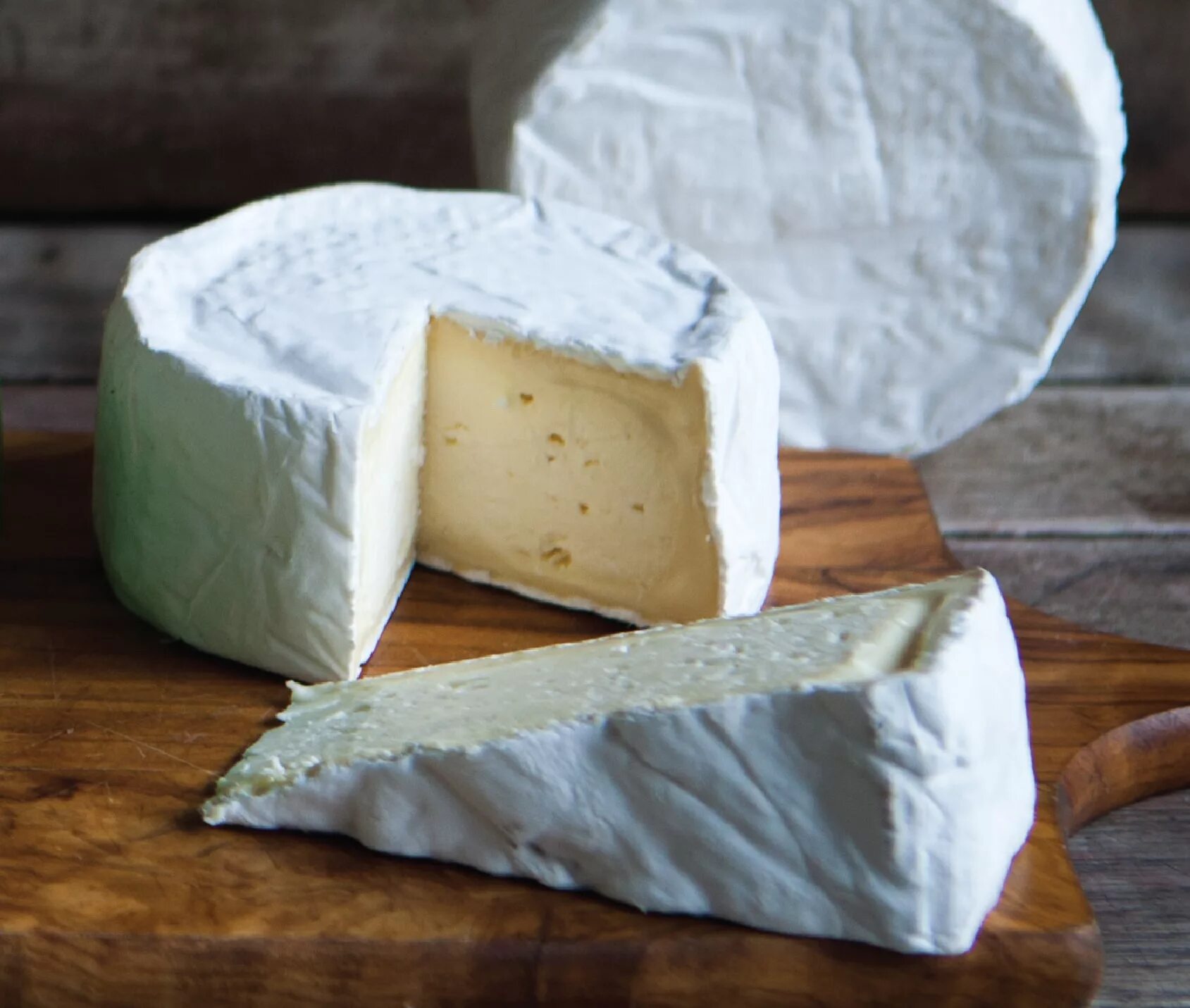 Лучший мягкий сыр. Сыр brie. альти бри. бри с плесенью. французский сыр бри.