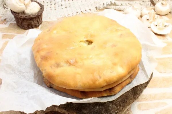 Лепешка без фона. Осетинские пироги с картошкой и грибами. Осетинский пирог калории. Осетинский пирог. Осетинские пироги ккал.