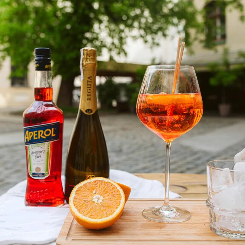 С чем пьют апероль в домашних. Апероль с Просекко. Апероль Spritz. Апероль Спритц. Апероль шприц.