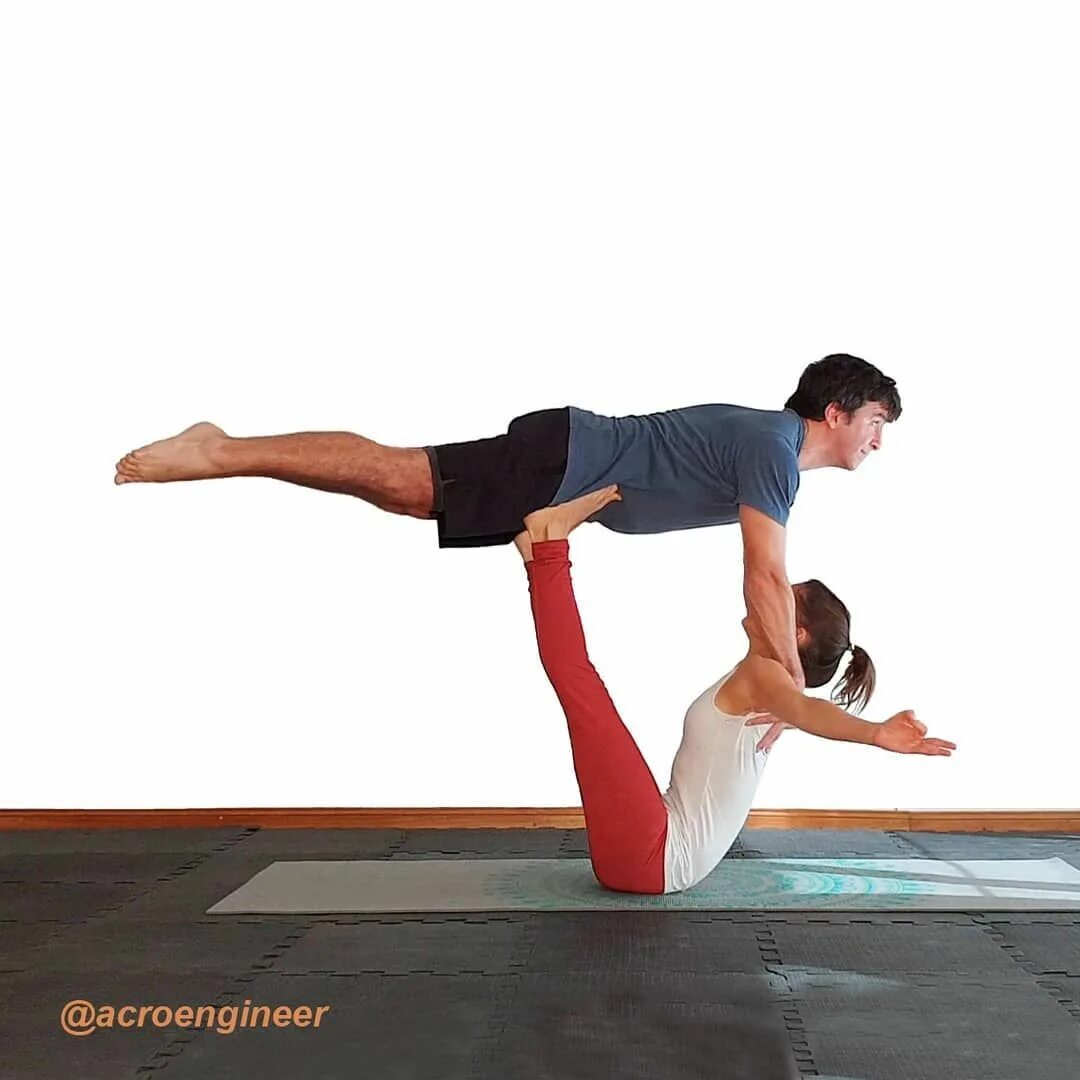 Равновесие двух человек. Парная йога. Парная йога на равновесие. Упражнения для йоги для двоих. Парная йога баланс.