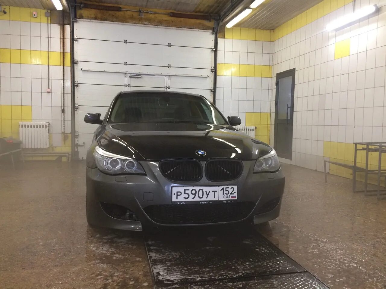 Двойной выхлоп е60. BMW e60 двойной выхлоп. Двойной выхлоп БМВ е60. Раздвоенный выхлоп е60.