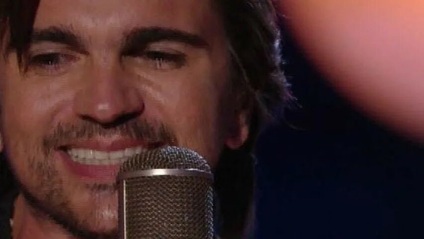 Juanes a dios le. Хуанес. juanes певец. la camisa negra хуанес. хуанес песни.
