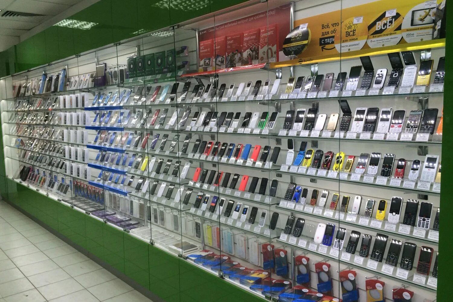 магазин смартфонов казань. витрины для магазинов сотовой связи. связной сторе. комиссионный магазин победа казань. магазин днс в казани.