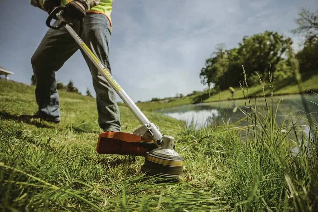 Штиль ФС 250 кошение травы территории. Триммер для покоса травы Stihl. Покос травы триммером штиль. Покос травы 1 сотка.