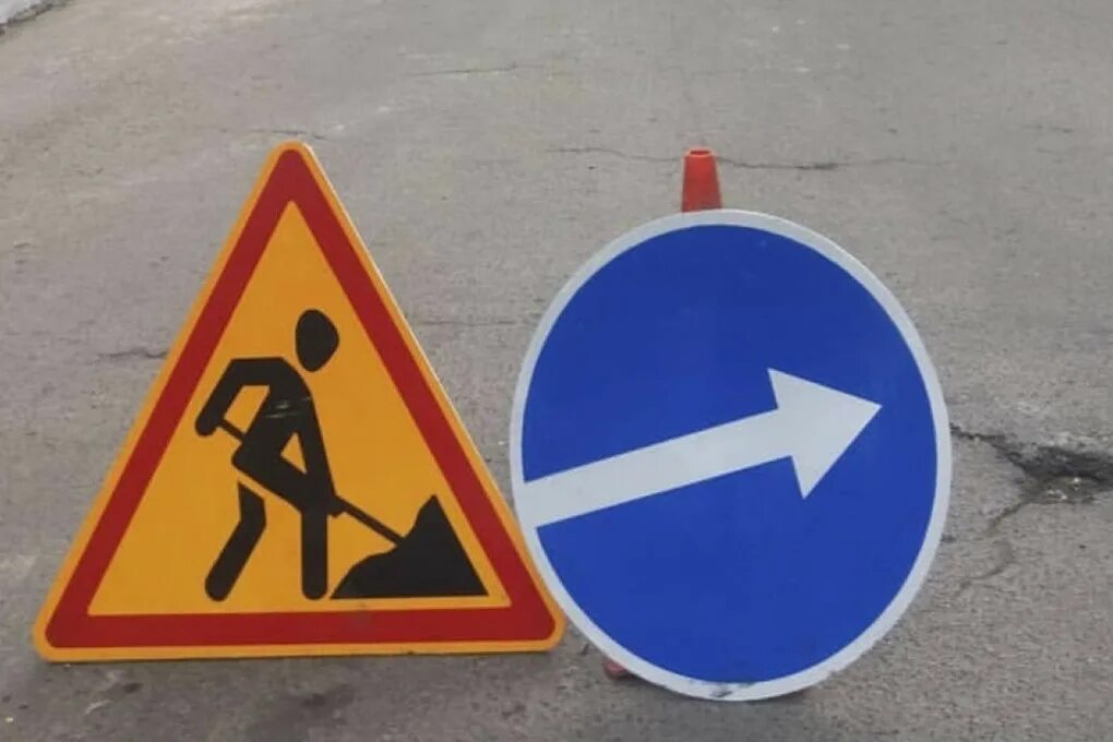 Знак дорожные работы. Дорожный знак ремонтные работы. Знак перекрытия дороги. Дорожные работы объезд.
