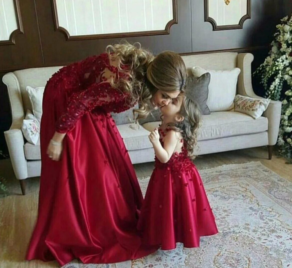 Мама с дочкой в пышных платьях. Платье мама и дочка одинаковые. Роскошный дочь. Мама и дочка с платьем. Платья для мам и дочек одинаковые вечерние.