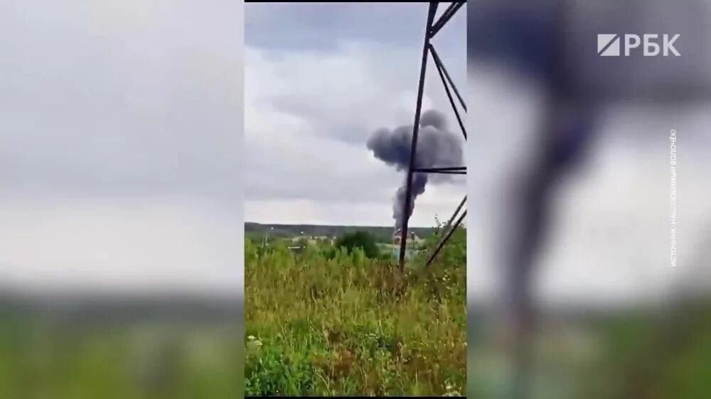 Разбился тверской самолет. В Тверской области упал самолет. Упал самолет в Тверской области сегодня. Новости Тверская область упал самолёт. Кадры с места крушения самолета Пригожина тела.