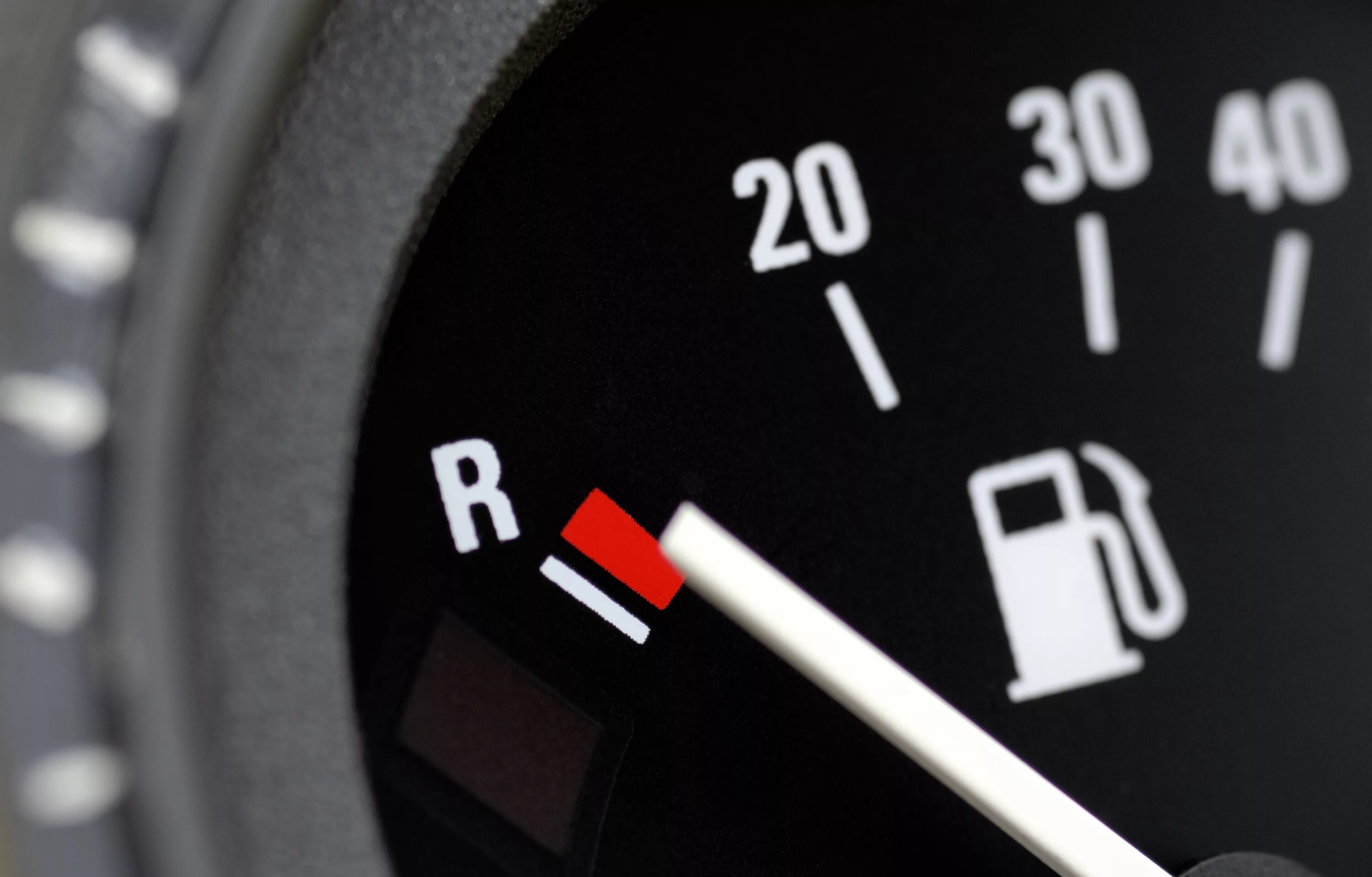 Снижение расхода топлива автомобиля. Экономия топлива на автомобиле. Контроль уровня топлива. Показатель бензина в машине.