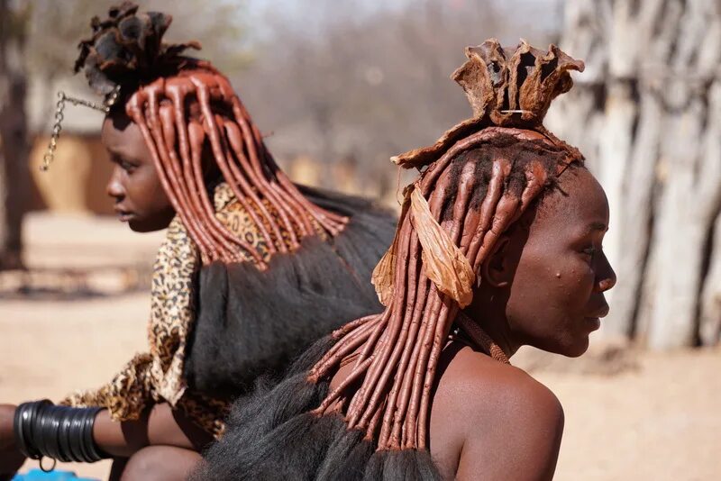 Племя Химба в Намибии. Химба Намибия женщины в полный рост. Племя Дамара Намибия. Племя Химба женщины.