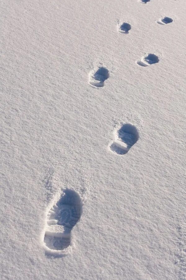 Следы на снегу. Следы человека на снегу. Объемные следы. Отпечатки ног на снегу. След недели будет