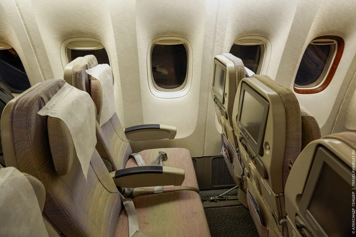Самолет боинг 777-300. Боинг 777 турецкие авиалинии. 777 300 18. Эмирейтс 777. United airlines боинг 777-300.