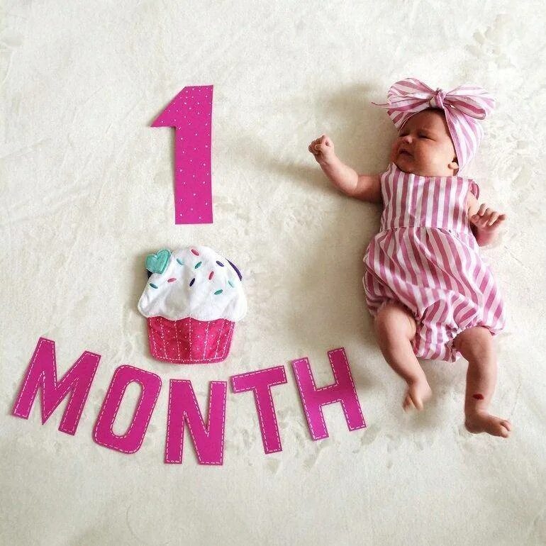 Месяц с рождения ребенка поздравления. Поздравления с днём рождения 1 месяц. Поздравление с 1 месяцем девочке. 1 Месяц ребенку открытка. Открытка 1 месяц девочке.