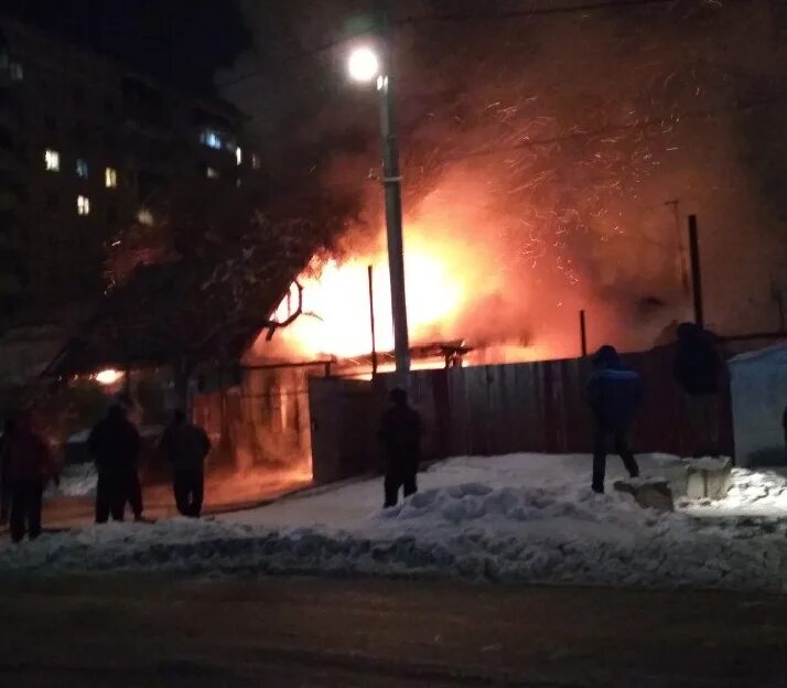 Горят три дома в москве. Пожар на Добролюбова. Пожар на улице Добролюбова. Пожар на Добролюбова 6 в Новокузнецке архив. Добролюбова пожар 3.