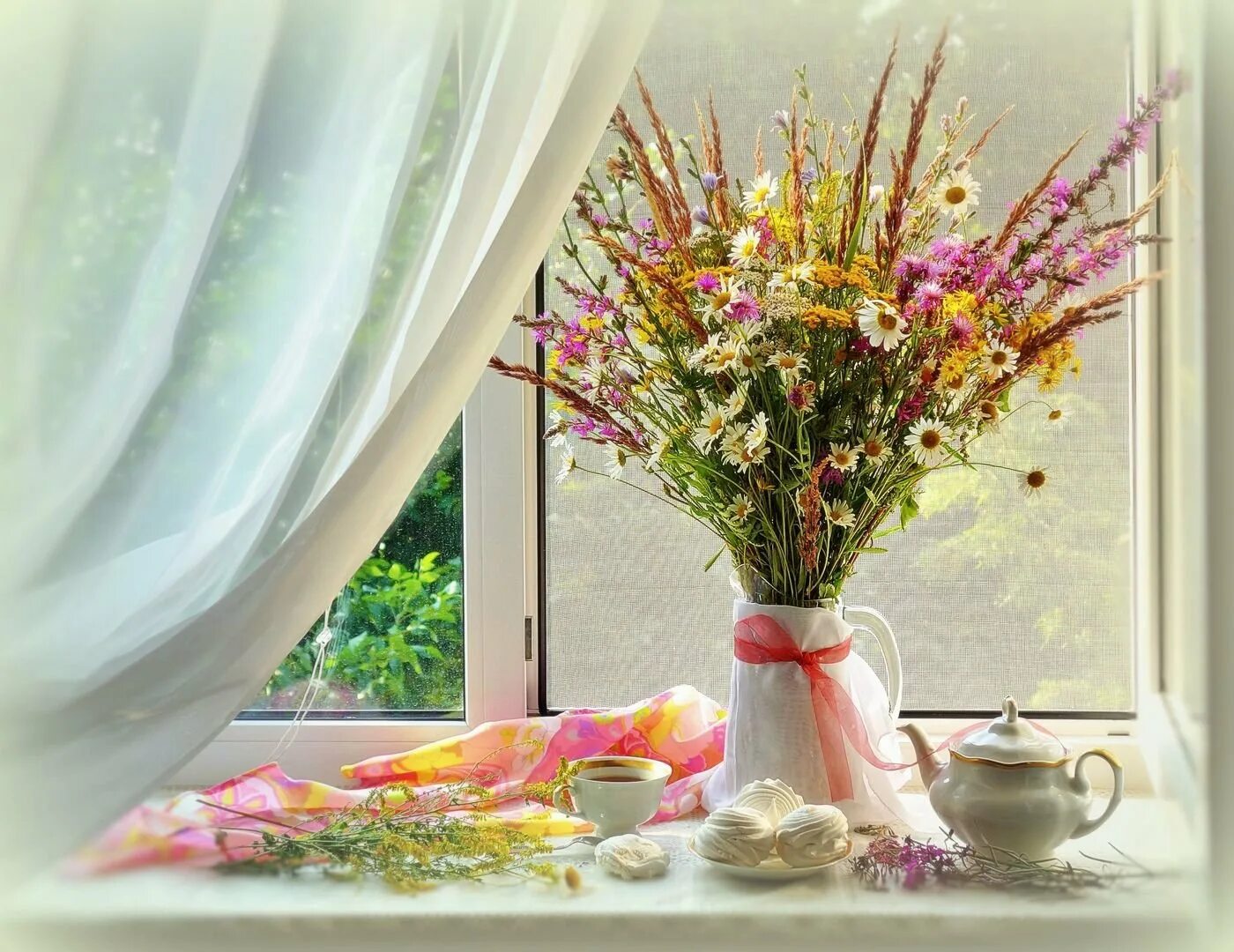 Доброе утро цветы солнце. Весенний натюрморт. Цветы на окне. Весенние цветы на окне.