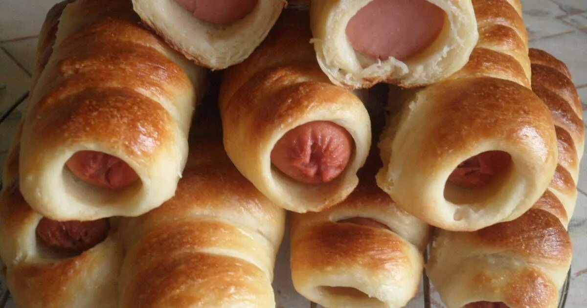 Сосиски в сооенном иесте. Сосиски в тесте в духовке. Сосиски в тесте из дрожжевого теста готового. Сосиски в тесте из дрожжевого теста готового. Сосиски в тесте домашние.