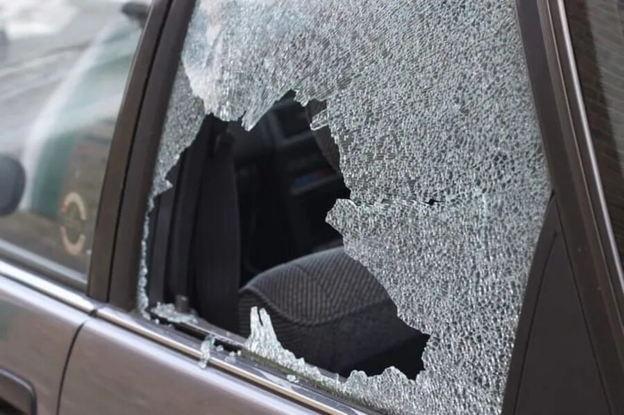 Разбиты окна машин. Разбитое окно авто. Разбитое стекло автомобиля. Разбить окно автомобиля. Разбитые окна авто.