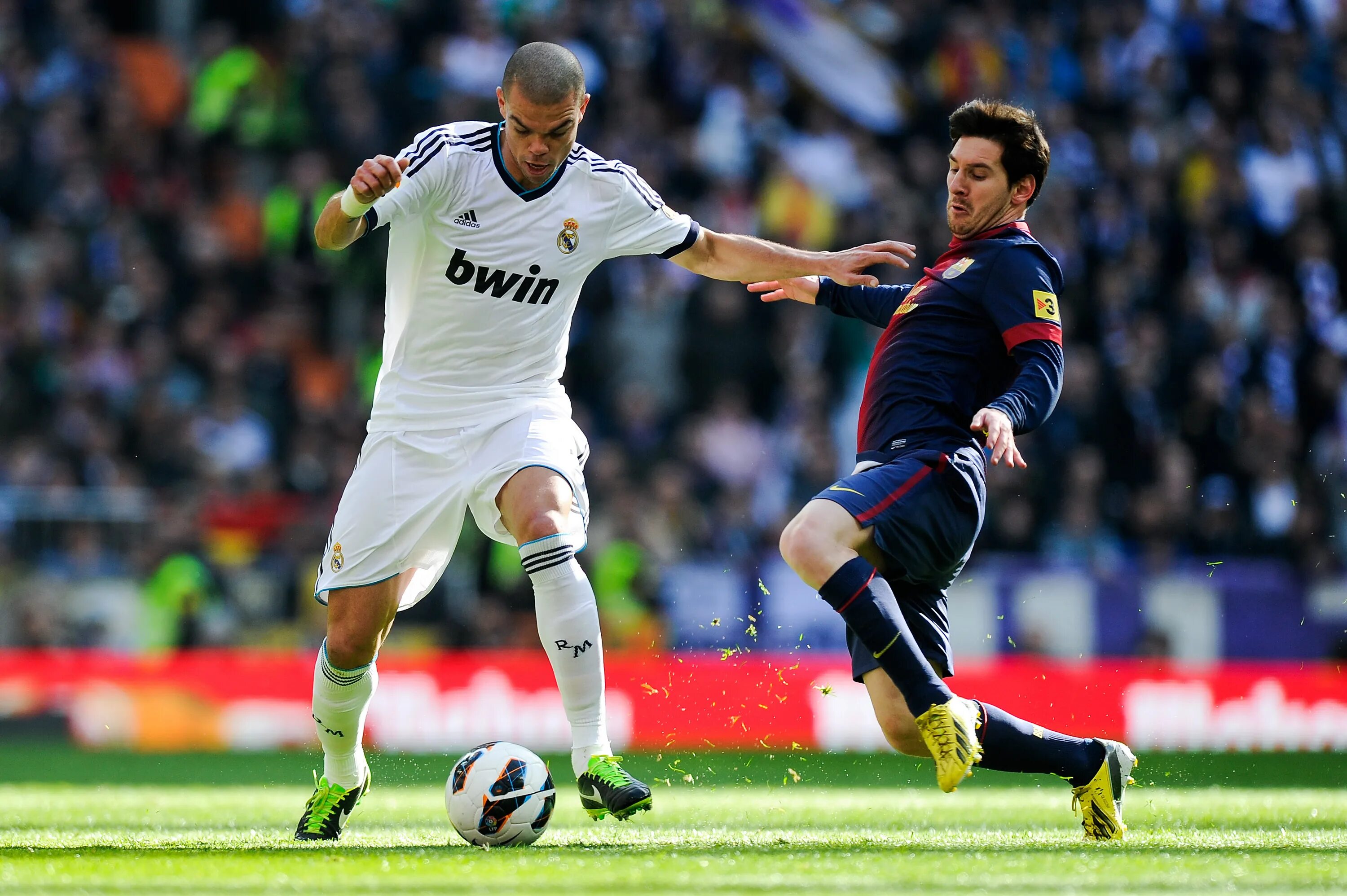 Пепе играет. Пепе и Месси. Пепе против Месси. Пепе Реал Мадрид. Messi Pepe real Madrid.
