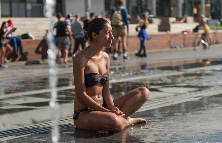 лето жара. сходим с ума жара. любовная тоска. сходим с ума жара. невыносимая жара в москве 2010.