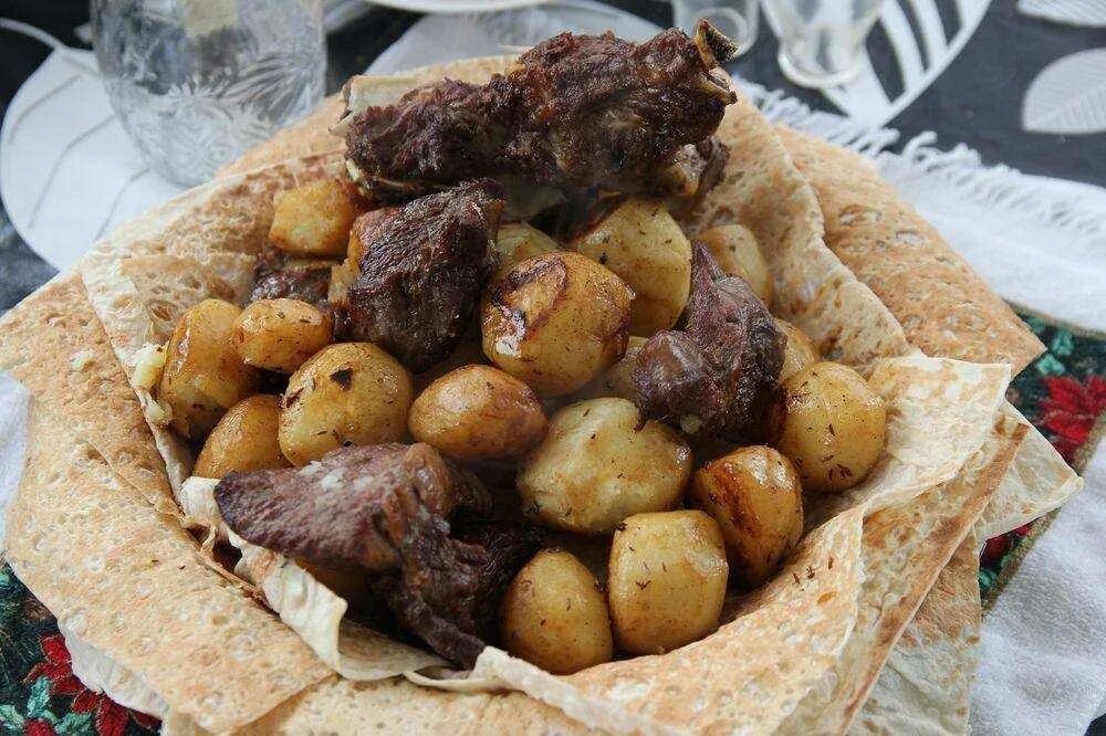 Казан кебаб в афганском казане. Картошка с мясом в казане. Мясо с катушкой в ккзане. Блюдо в казане с картошкой и мясом.