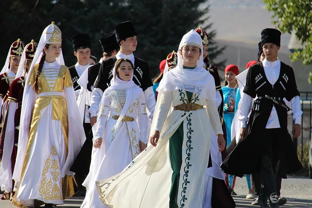 Адыгская черкесская. Карачаево Черкесия , черкеска. Адыгейцы Майкоп. Адыгейский (Черкесский) национальный костюм. Ногайцы Карачаево Черкесии.