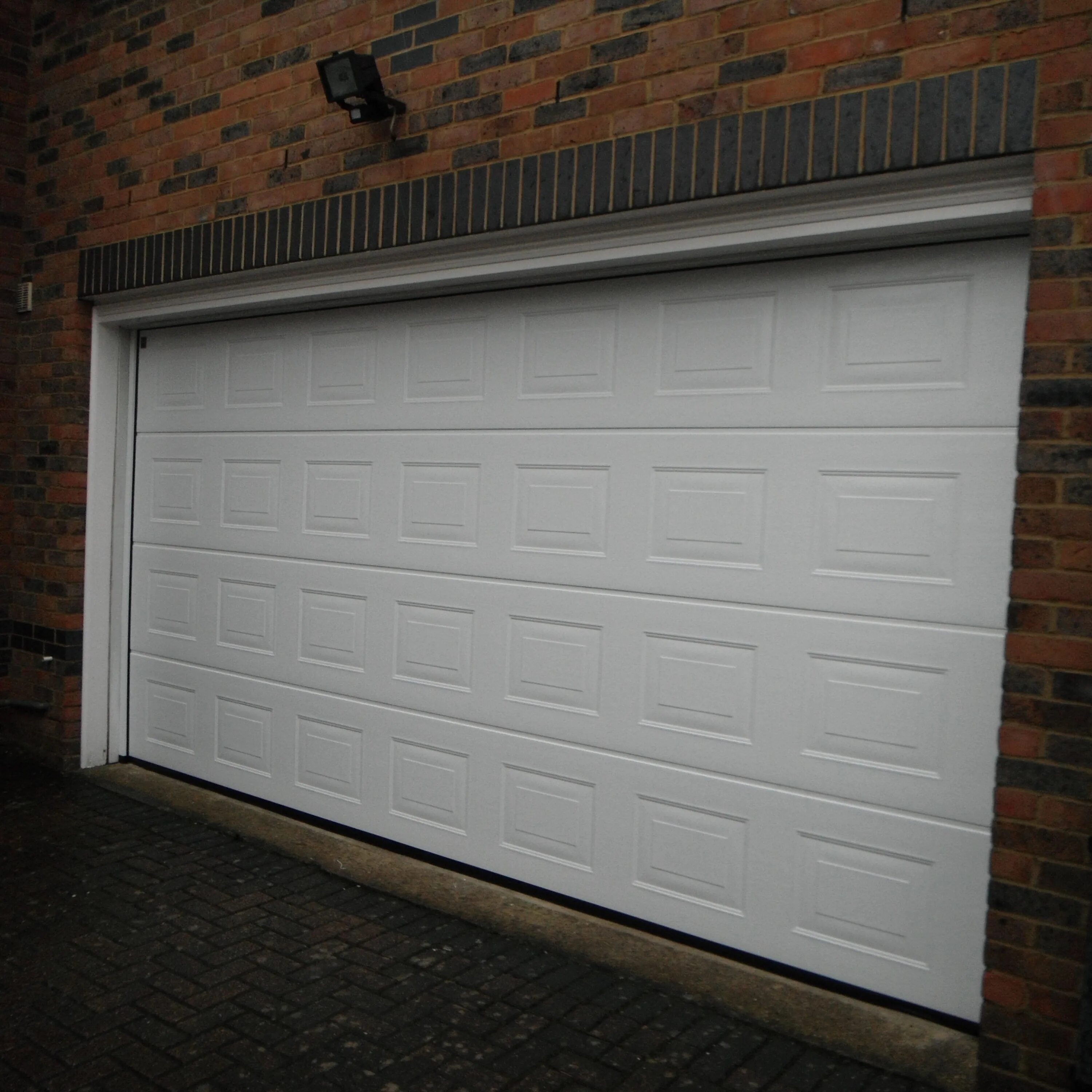 гаражные ворота. распашные гаражные ворота дорхан. ворота во двор дорхан. секционные ворота с дверью. секционные ворота 3500х2500.