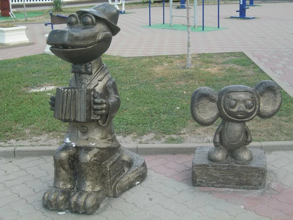 памятник чебурашка и крокодил гена в раменском. памятник чебурашке. памятник чебурашке в чебоксарах парк николаева. памятник крокодилу гене и чебурашке в раменском. памятник чебурашке.