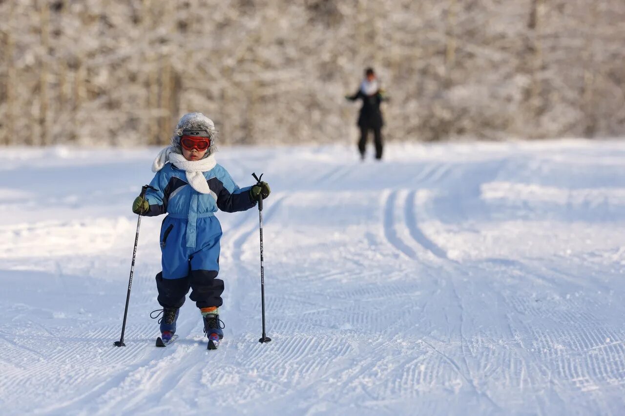 Маленький лыжник. Лыжные прогулки в Финляндии. Фото маленького лыжника. Беговые лыжи тренировки.