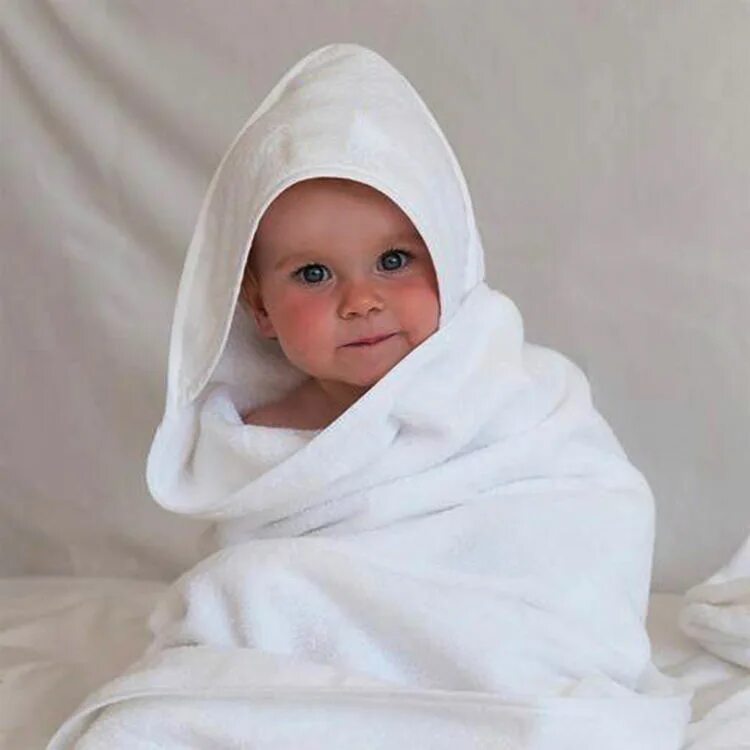 Капюшон купить полотенце. Полотенце уголок для новорожденных. Полотенце для новорожденного с капюшоном. Полотенце для новорожденных с капюшоном. Уголок полотенце для новорожденного.