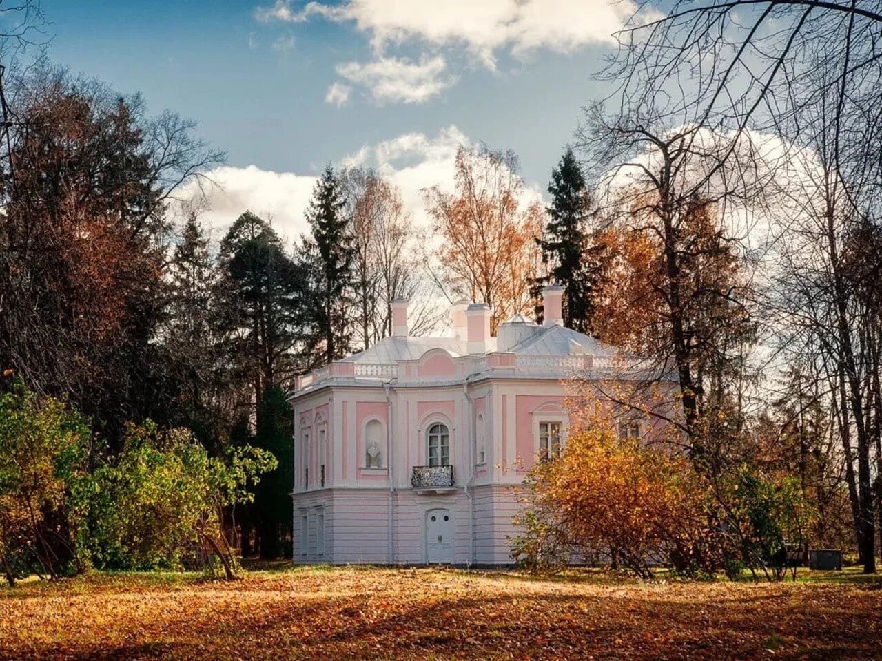 Ораниенбаум дворец петра. Дворец Петра III В Ораниенбауме. Дворец Петра 3 в Ломоносове. Антонио Ринальди дворец Петра 3. Ораниенбаум дворец пеира3.