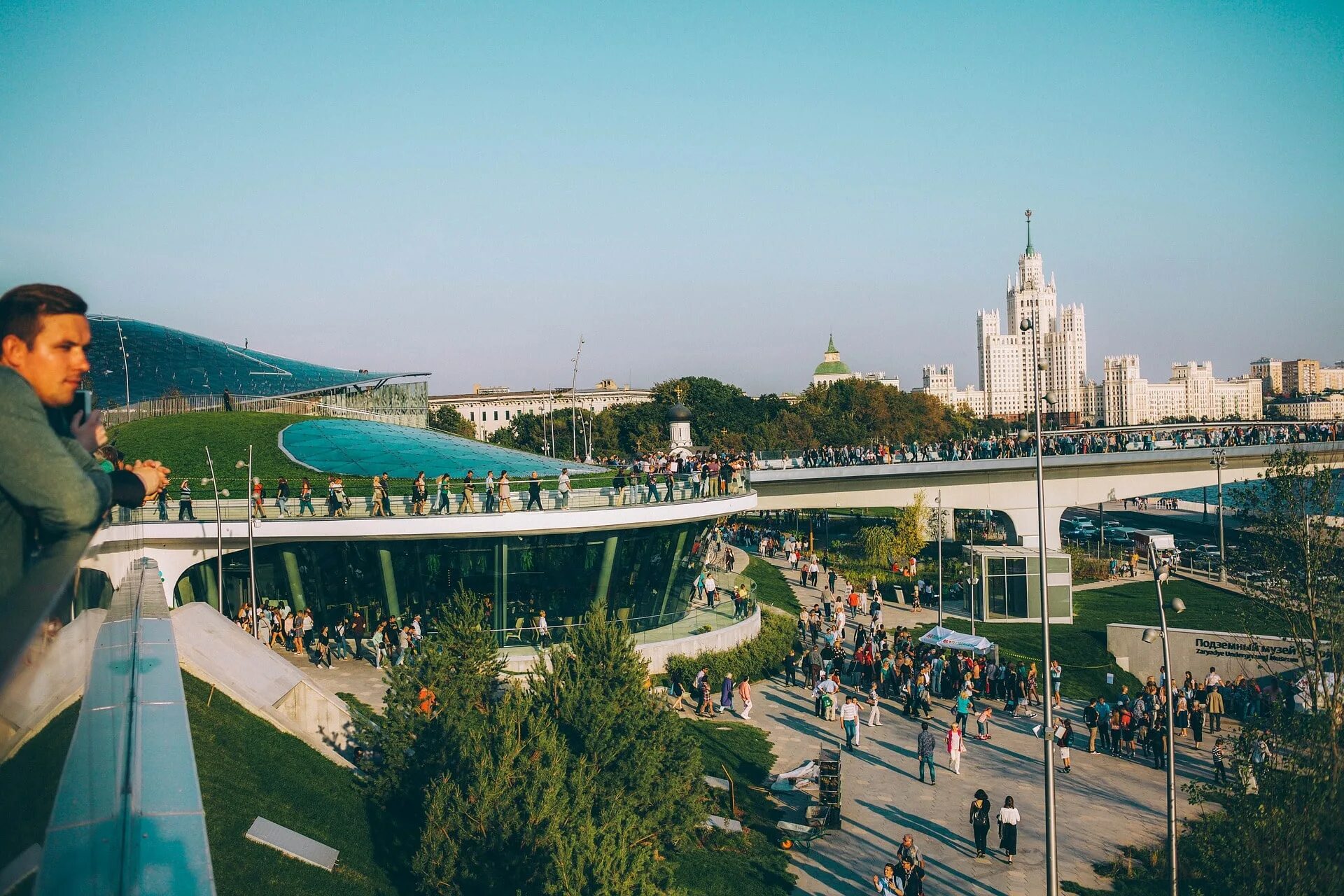 Горы экскурсия москва. Зарядье Воробьевы горы. Парк Зарядье в Москве. Парк Зарядье мост. Парк Зарядье Москва и храм Христа Спасителя.