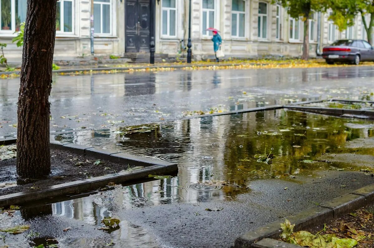 Толстой погода после мокрого. Таганрог дождь. Лужи в городе. Улицы после дождя. Дождливое лето в городе.