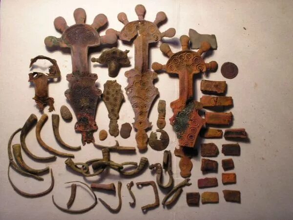 раскопки допотопных зданий. древние люди в африке. курганы кривичей. ранний железный век дьяковская культура. разделитель конской упряжи домонгол.