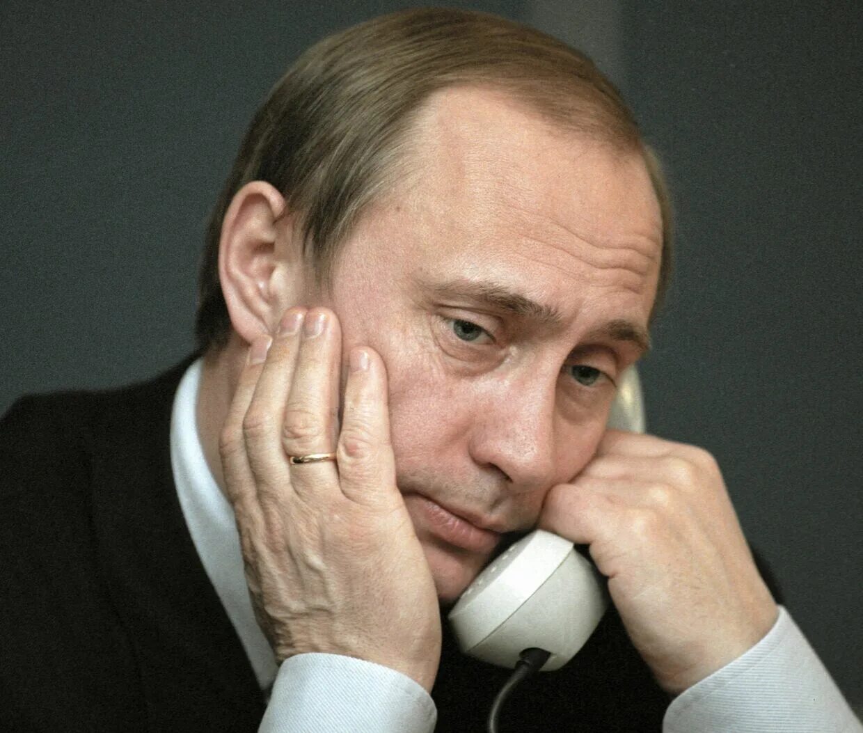 Телефон хоть есть. Ногти Путина.