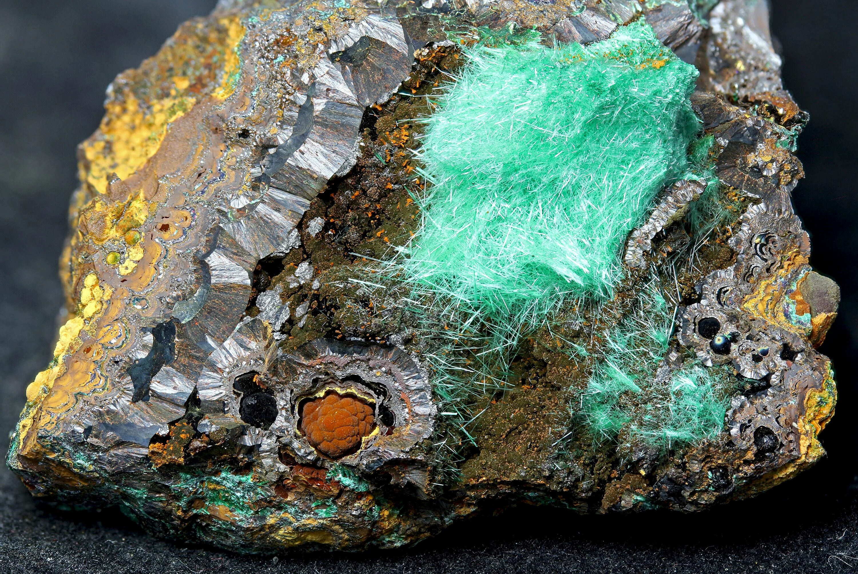 Уральский малахит камень самородок. Горные породы и минералы урала. Минералы северного урала. Добыча минералов. Малахит каменушинское месторождение.