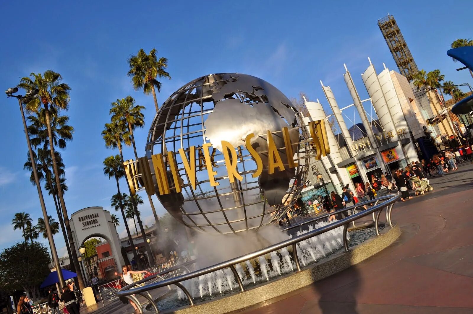 Universal studios. Студия юниверсал лос-анджелес. парк студии юниверсал лос-анджелес. студия universal лос анджелес. юниверсал студиос парк в лос анджелесе.