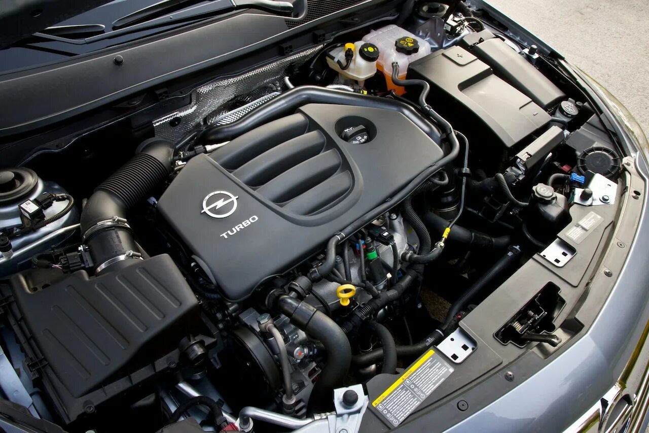 Опель инсигния какой двигатель. Opel Insignia двигатель 2.0 турбо. Опель Инсигния 2.0 дизель мотор. Двигатель Опель Инсигния. Opel Insignia моторы 2.0 16v.