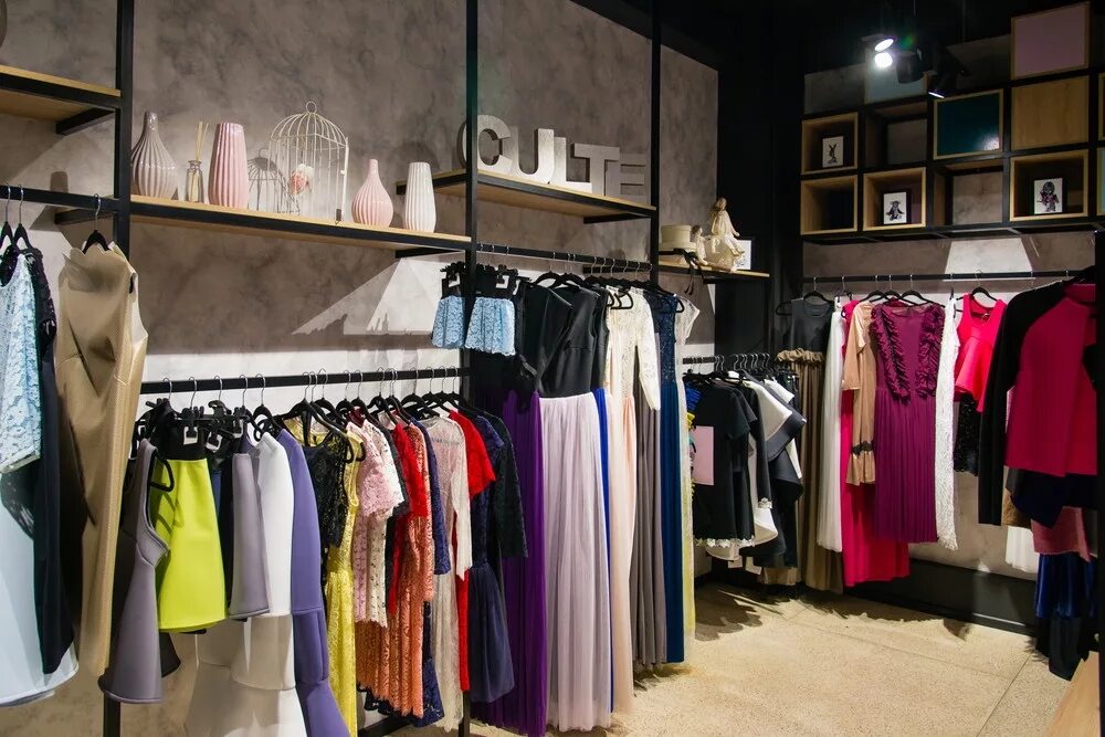 Интерьер бутика женской одежды. Сколько денег нужно чтобы открыть магазин одежды. Шоурум бизнес план. Картинки для торговли одеждой. Финансовый план магазина одежды.