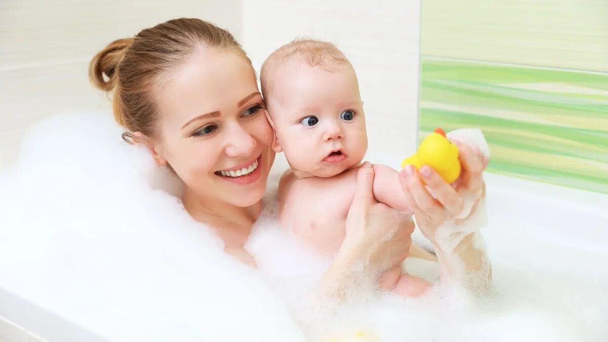 совместное купание. малыш в ванне. мама с малышом в ванне. мама купается с детьми в ванной. мама купает ребенка.