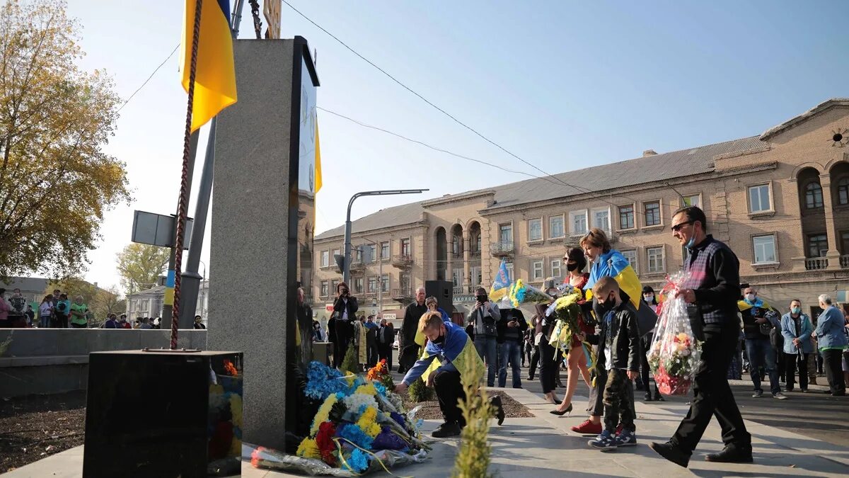 Жители донбасса останавливают украинские танки. Турчинов украина пастор. 7 апреля ато. Ктоначалвоцнунадомбассе. Украинские военные.