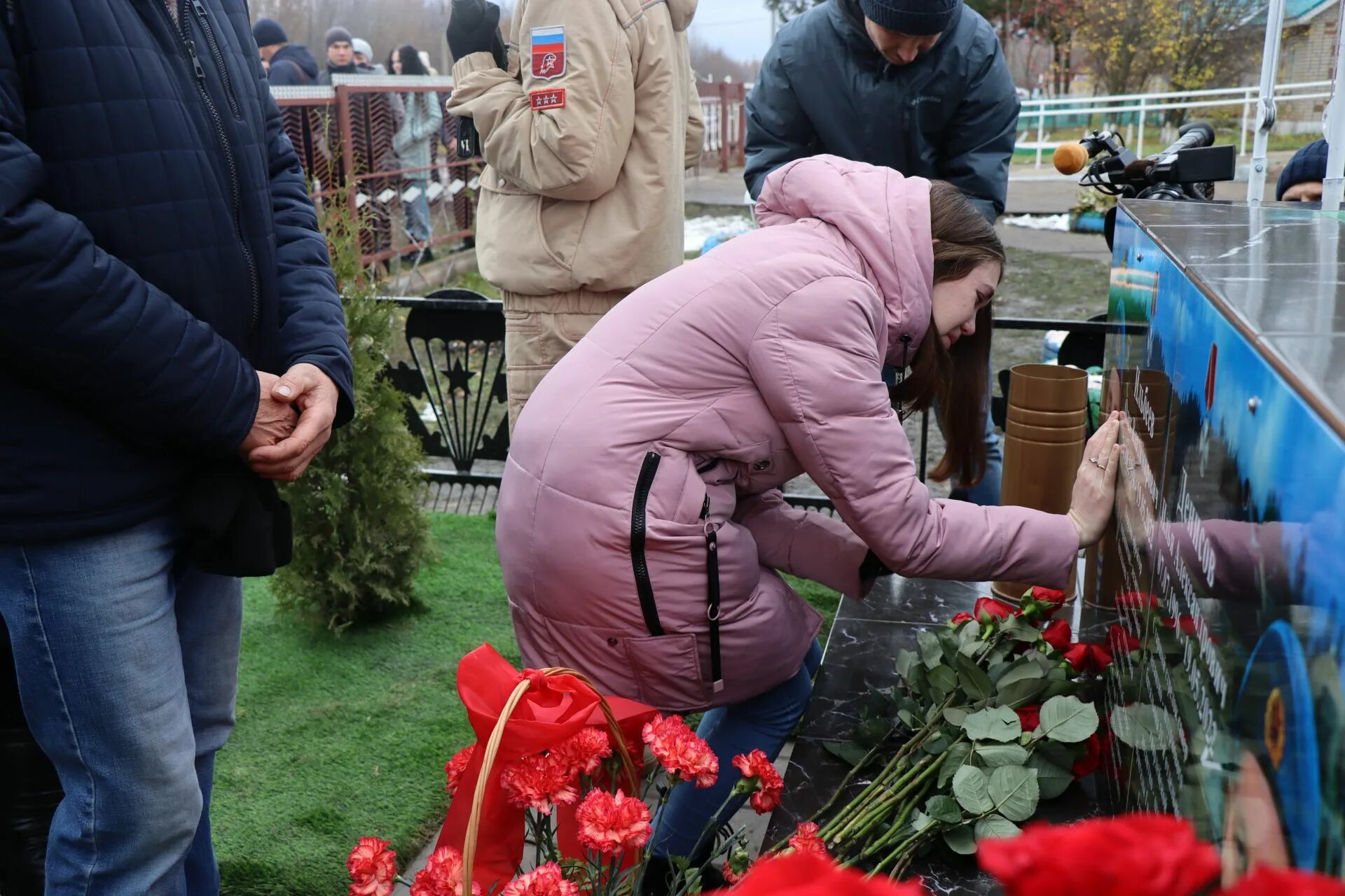 Увековечивание памяти погибших сво. Увековечивание памяти погибших сво арт. Увековечивание памяти погибших сво в школах. Карасук концерт памяти погибших на сво. Митинг погибшим на сво