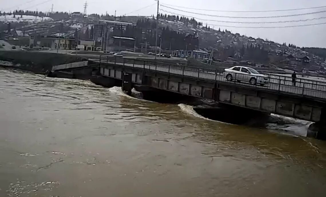 Уровень томи в новокузнецке сегодня веб камера. Уровень воды река Томь в Новокузнецке. Веб камера Новокузнецк река Томь. Уровень воды в Томи в Новокузнецке. Уровень реки Томь в Новокузнецке.