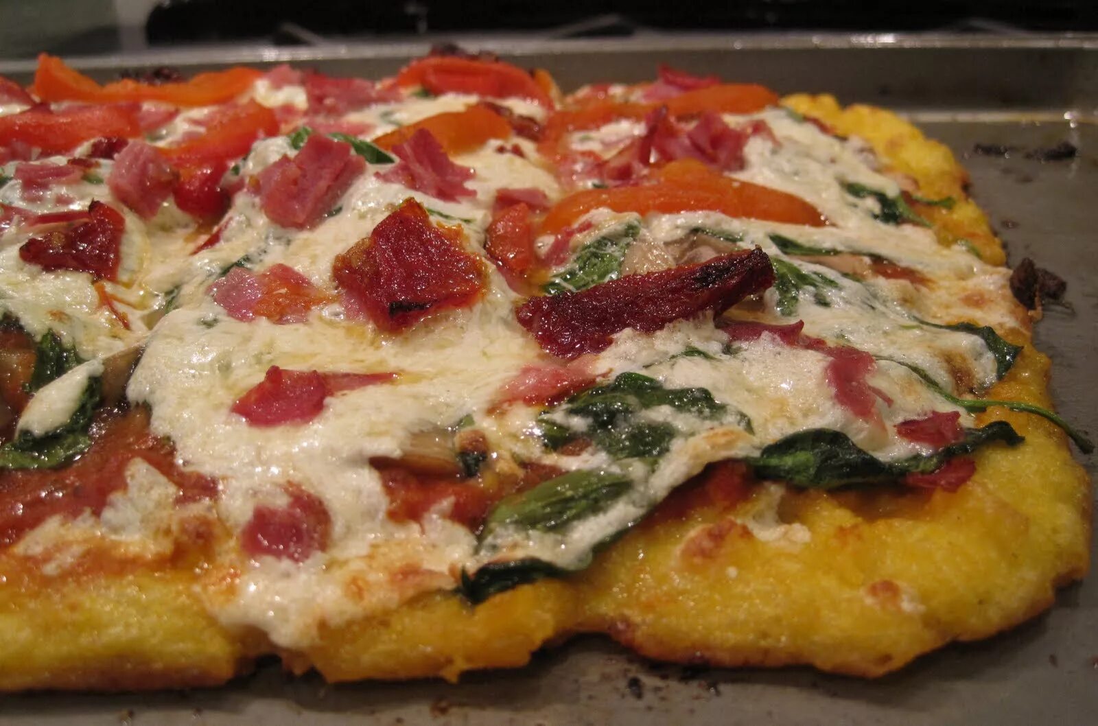 Начинка для пиццы с сыром. Полента с сыром и помидорами. Начинка для пиццы. Полента с печеными томатами. Начинка для пиццы стафф.